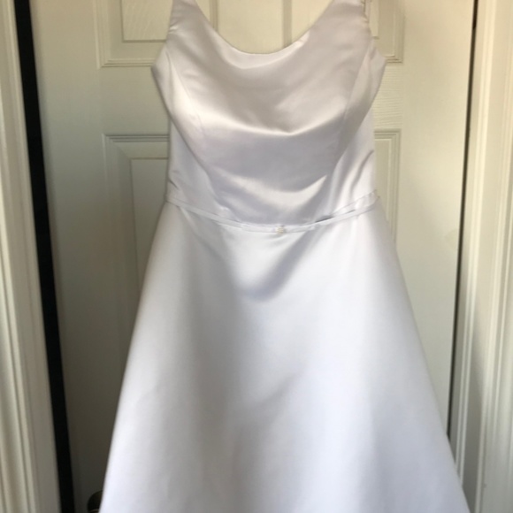 Wedding Dress....never worn - Picture 1 of 8